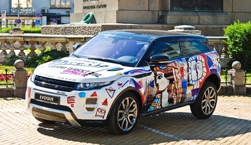 Range Rover Evoque has been painted in live art performance