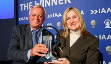 Новият Ford Transit Custom печели наградата Международен ван на годината. Журито хвали пътото му поведение и ниските експлоатационни разходи