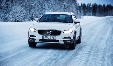 Volvo чества юбилей с тест-драйв върху сняг и лед