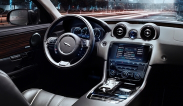 Изящен, спортен и елегантен, новият Jaguar XJ внася дързост в луксозния автомобилен сегмент