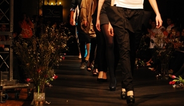 Дефилето „12 фокуса на модата” срещна млади дизайнери с утвърдена марка облекла в помощ на абитуриенти-сираци