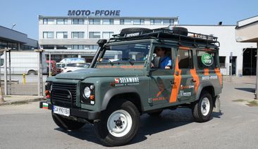 Двама българи на предизвикателна експедиция в Африка с Land Rover Defender 