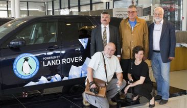 Land Rover помага на българите в Антарктида