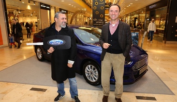 Председателят на Съюза на артистите в България Христо Мутафчиев получи ключовете от новия Ford Mondeo 